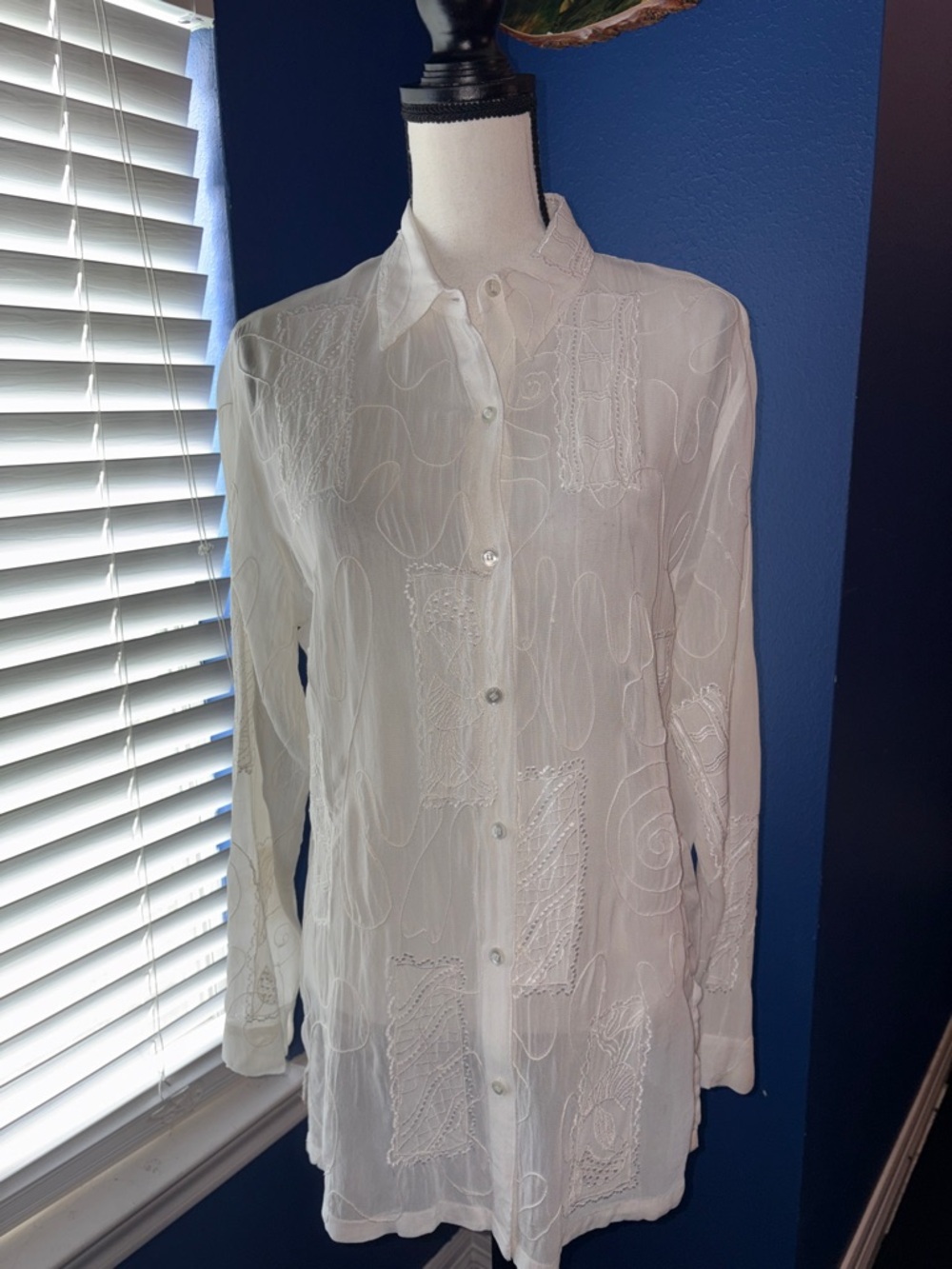 Early 2000s Chico’s Design White Embroidered Button‑Up Shirt – 100% Rayon – Size